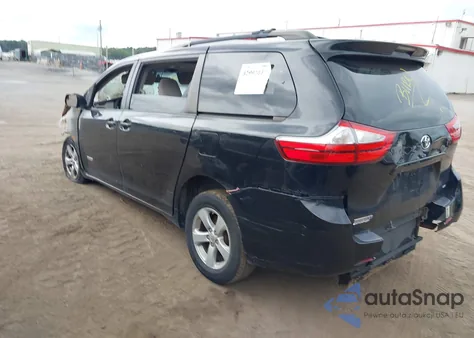 2015 Toyota Sienna Le 8 Passenger z USA, uszkodzony, nr VIN 5TDKK3DC7FS593662